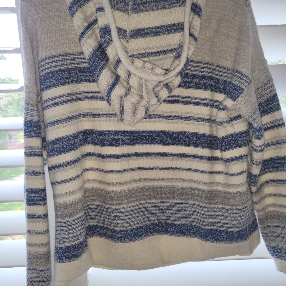 Lira Hooded Poncho - Picture 3 of 4